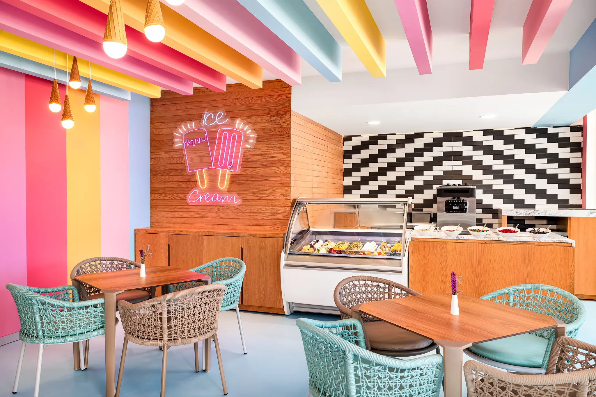 Dolce ice cream parlor at Dreams Estrella del Mar Mazatlan featuring colorful décor, gelato display, and a casual dessert café atmosphere.