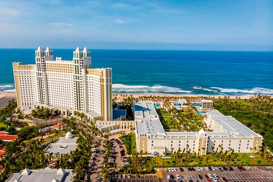 Hotel Riu Emerald Bay Mazatlan all-inclusive resort with beachfront pools, ocean views, and family-friendly amenities on Brujas Beach.
